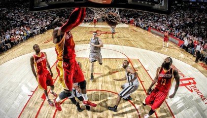 开云体育中国-库里彻底打爆防线，热火冲垮新疆队，当篮球哲学撕裂地理边界